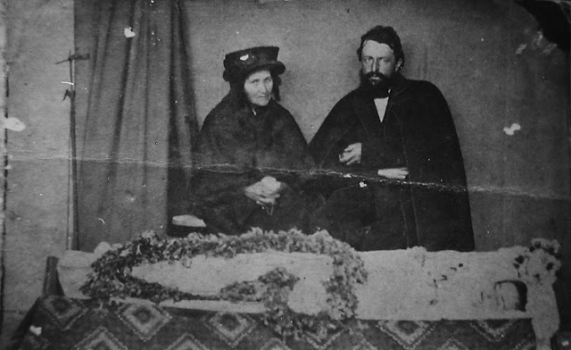 Fotografía post mortem de un niño en el siglo XIX.