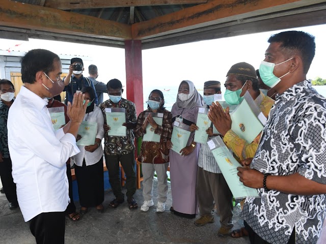 Presiden Jokowi Serahkan Sertifikat Tanah Bagi Masyakat di Kampung Mola