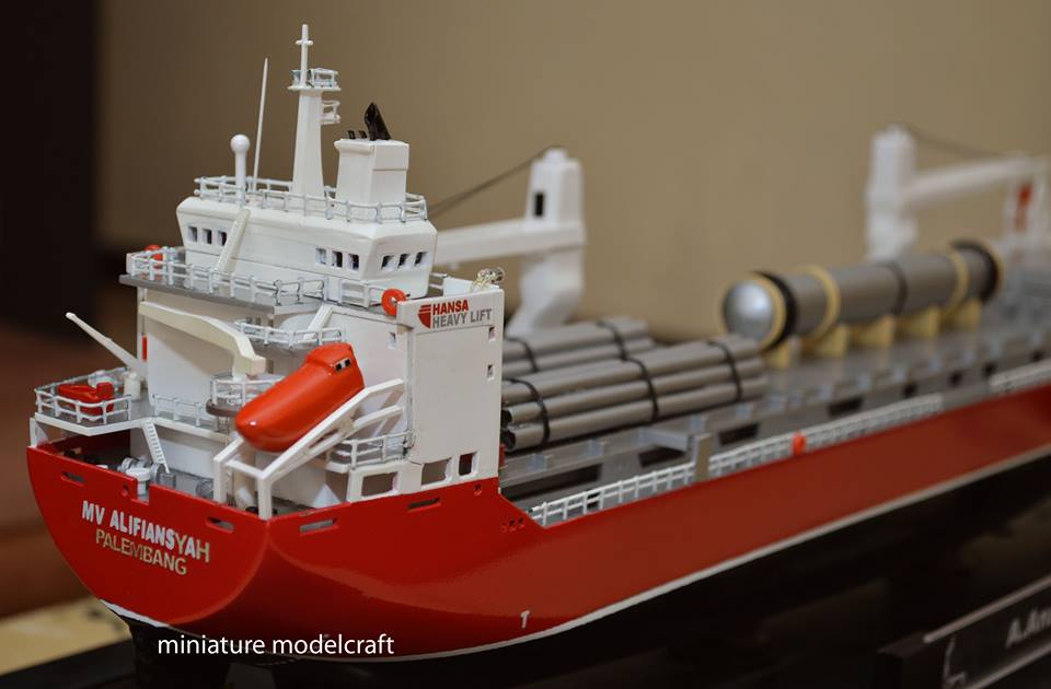 gambar miniatur kapal cargo mv hhl congo