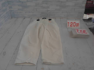 中古品　子供服　１２０㎝　ホワイト　ロングパンツ　１１０円