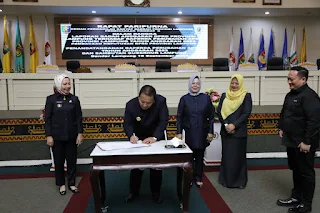 Penandatanganan ini berlangsung dalam Sidang Paripurna Pembicaraan Tingkat II Persetujuan Bersama Terkait Rancangan Perubahan Anggaran Daerah (APBD) Provinsi Lampung Tahun Anggaran 2023 di Ruang Sidang Paripurna pada Senin, (18/09/2023).