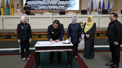 Gubernur Lampung Arinal Djunaidi dan Pimpinan DPRD Tandatangani Raperda Perubahan APBD Provinsi Lampung Tahun 2023