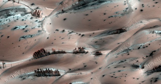 Foto-foto Aneh di Planet Mars yang Membuat Kamu Bertanya 
