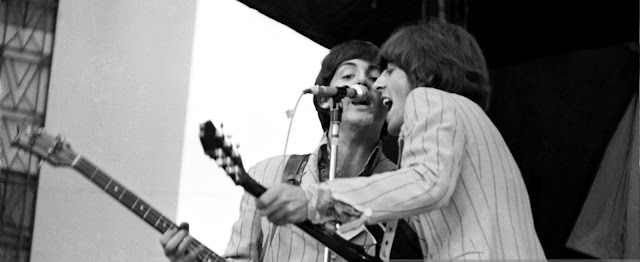 Paul McCartney (izquierda) y George Harrison (1943-2001) actuando con los Beatles en el Rizal Memorial Football Stadium, Manila, Filipinas, durante la última gira mundial del grupo, el 4 de julio de 1966