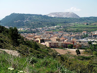 Vista de Sallent amb el Cogulló i la Muntanya de la Sal al seu darrere