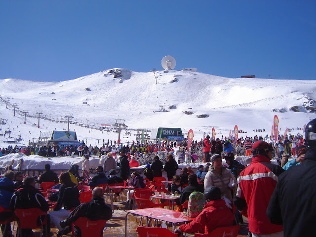 W Sierra Nevada na nartach, na desce a może w bikini