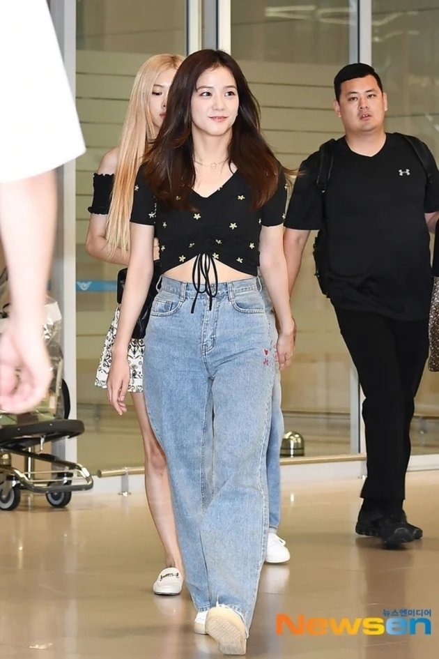 Smile Widely at the Airport, BLACKPINK Jisoo Reap Praise From Netizens