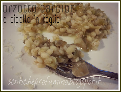 Orzotto carciofi e foglie di cipolle fresche