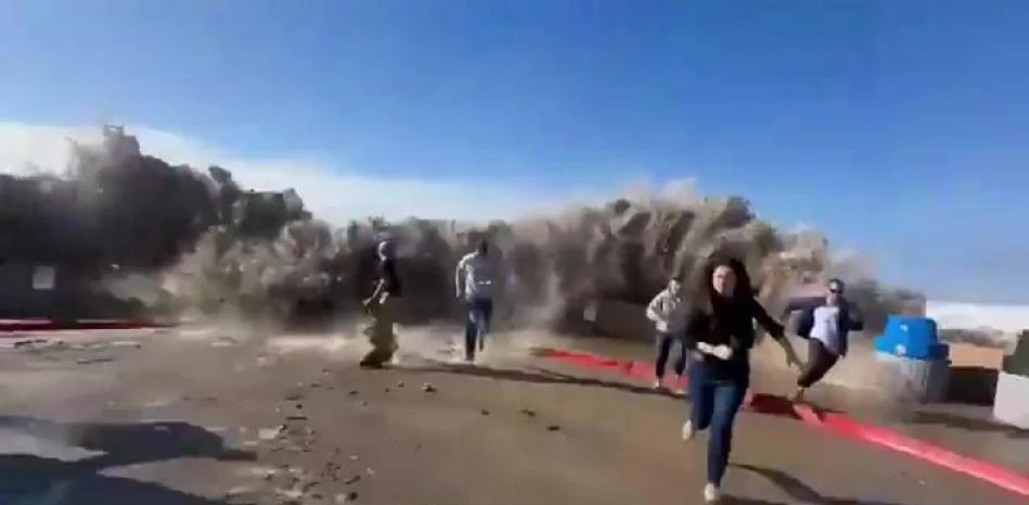 Rogue wave hits California beach