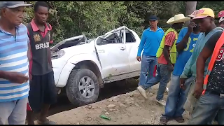 COBRADOR MUERE Y OTRO RESULTA HERIDO AL SUFRIR DESLIZAMIENTO VEHÍCULO