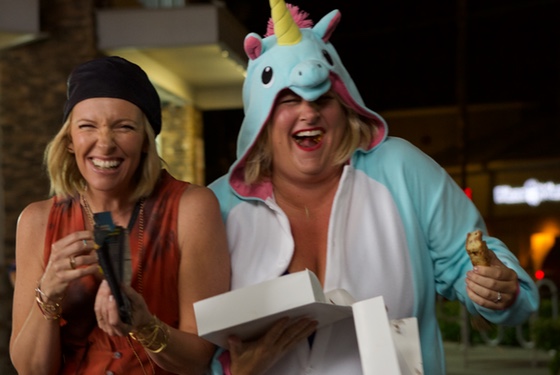 Toni Collette e Bridget Everett in "Fun Mom Dinner"