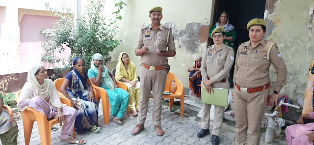  पुलिस वालों ने दी योजनाओं एवं महिला हेल्पलाइन नंबरों की जानकारी