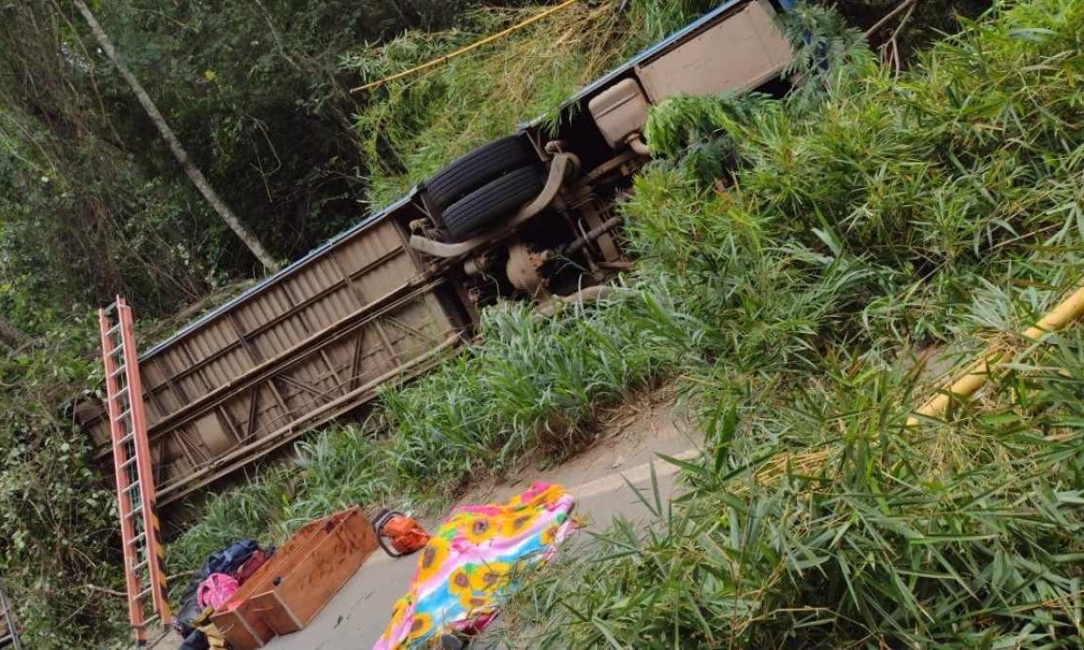 CAPOTAMENTO DE ÔNIBUS EM RODOVIA DE MINAS DEIXA 7 MORTOS