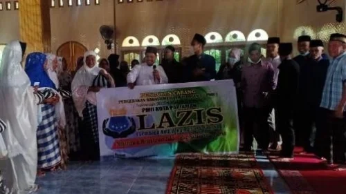 PMII Kota Pariaman Serahkan Zakat Fitrah di Desa Cubadak Mentawai.