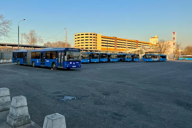 проезд Стратонавтов, конечная автобусная станция «Станция метро Тушинская», недостроенный гараж