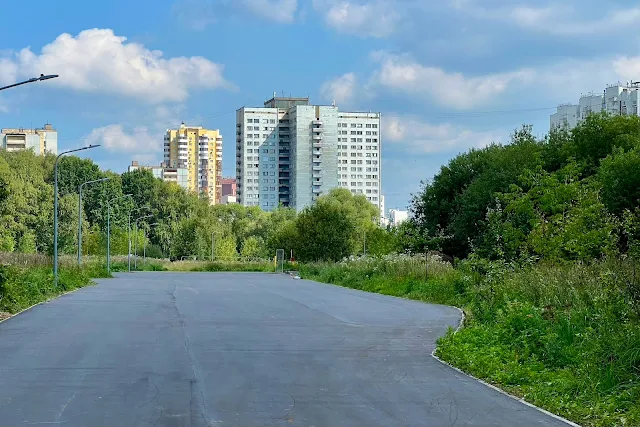 долина реки Братовки, улица Вилиса Лациса, строящаяся лыжероллерная трасса, общежитие Российского химико-технологического университета имени Д. И. Менделеева