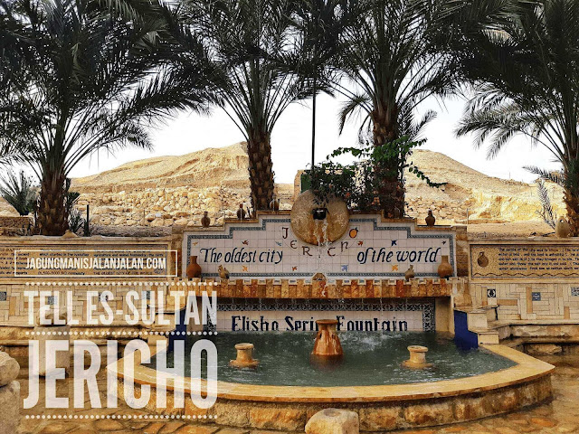 Elisha Spring Fountain dengan latar belakang reruntuhan kota Jericho Kuno Tell Es-Sultan