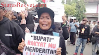 Aksi Unjuk Rasa Menuntut Pengembalian Uang di BPR Karya Remaja Indramayu