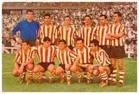 ATLÉTICO DE BILBAO - Bilbao, España - Temporada 1964-65 - Iribar, Echeberría, Meltzer, Aranguren, Koldo Aguirre y Uriarte; Echave, Arieta II, Menchaca, Argoitia y Nando Yosu - ATLÉTICO DE BILBAO 2 (Menchaca y Argoitia), ELCHE C. F. 1 (Lezcano) - 13/09/1964 - Liga de 1ª División, jornada 1 - Bilbao, San Mamés - 7º clasificado en la Liga, con Antonio Barrios de entrenador