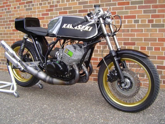 The Kawasaki KH750 Cafe Racer 2 Stroke Triple combines old style with modern motorcycle 2 stroke engines. It is based on a lightweight chassis KH500 1976 , has a FZR400 swingarm, tank Triton 60,