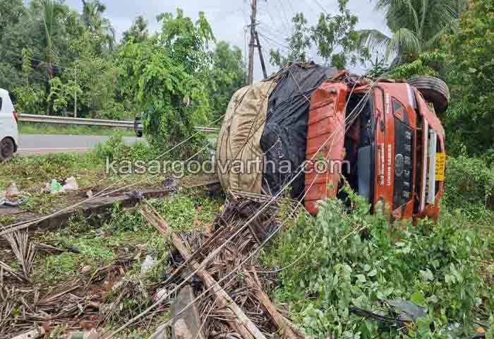 News, Kerala, Kerala-News, Accident-News, Malayalam-News, Top-Headlines, Injured, Accident, Melparamba, Lorry Driver, Loory, Electric Post, Melparamba: Mini Lorry Smashed Electric Post and Overturned.