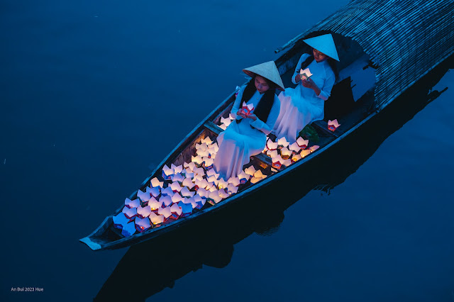Thả hoa đăng trên sông ở Huế