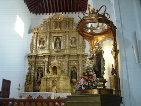   Evangelio según San Lucas 10,38-42.  Jesús entró en un pueblo, y una mujer que se llamaba Marta lo recibió en su casa.  Tenía una hermana llamada María, que sentada a los pies del Señor, escuchaba su Palabra.  Marta, que estaba muy ocupada con los quehaceres de la casa, dijo a Jesús: "Señor, ¿no te importa que mi hermana me deje sola con todo el trabajo? Dile que me ayude".  Pero el Señor le respondió: "Marta, Marta, te inquietas y te agitas por muchas cosas,  y sin embargo, pocas cosas, o más bien, una sola es necesaria. María eligió la mejor parte, que no le será quitada". 