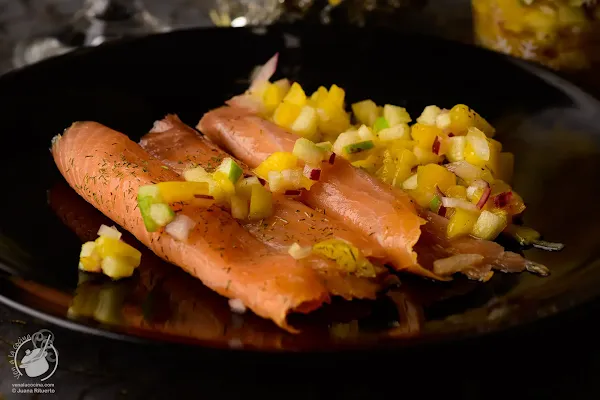 Salmón con vinagreta de manzana y mango