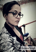 anjana singh ka photo, anjana singh taking selfie at home in specs