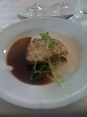 Kalvinnerfilé med rostad vitlökscréme, rödvinssky, haricots verts & rostade potatiskulor. Serverat på Stensnäs kursgård