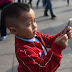 Budak 4 tahun mengalami rabun jauh selepas diberi bermain handphone setiap hari