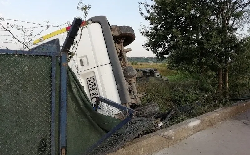 Kontrolden çıkan minibüs askeri bölgeye girdi: 2 yaralı