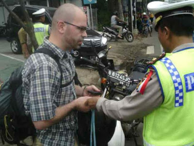 7 Jurus Andalan Pengemudi Saat Kena Tilang