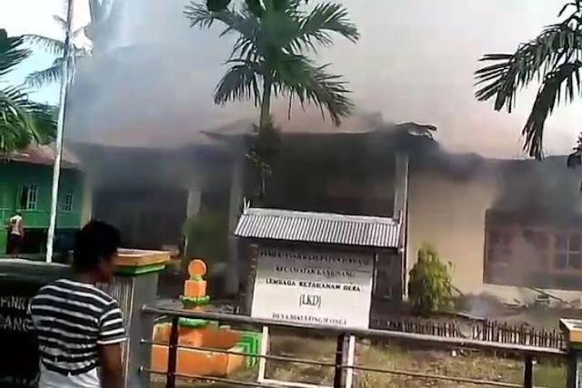 Agar Pesan Sampai ke Jokowi, Pelaku Bakar Kantor Desa Sambil "Live" Facebook