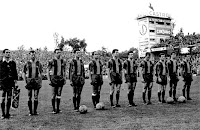 F. C. BARCELONA - Barcelona, España - Temporada 1960-61 - Ramallets, Gracia, Garay, Foncho, Luis Suárez, Gensana, Vergés, Kubala, Evaristo, Kocsis y Czibor - BENFICA 3 (Aguas, Ramallets (p.p.) y Coluna), BARCELONA 2 (Kocsis y Czibor) - 31/05/1961 - Copa de Europa, Final - Berna (Suiza), Wankdorfstadion - El Barcelona, en un partido en el que se le acumulan toda suerte de desgracias (se marca un gol en propia puerta y estrella cuatro balones en los postes), pierde su 1ª Final de Copa de Europa