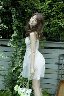 Moyoko Sasaki Japanese Hot Women Sexy White Strapless Dress 4