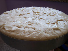 Pişirmeden önce tepside nohut mayalı ekmek hamuru