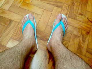 Havaianas Tradicional Azul masculina para homens - Homem usando chinelos Havaianas - Men wearing flip flop sandals Havaianas