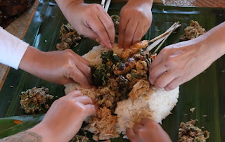 Peserta mengikuti tradisi Megibung atau makan bersama khas Bali saat perjalanan kuliner Qatar-Indonesia 2023 Year of Culture di Taman Soekasada Ujung, Karangasem, Bali, Rabu (28/6/2023). (ANTARA FOTO/Nyoman Hendra Wibowo/foc)