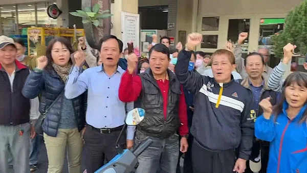 ▲彰化大埔商圈標線型人行道爭議，道路縮減憂塞車與交通安全，民眾齊聲高喊「還我用路安全，我要安全回家！」。（記者林明佑翻攝）