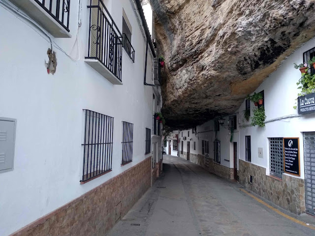 Slow travel in Andalucia Setenil de las Bodegas