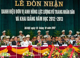 Các đồng chí lãnh đạo Đảng, Nhà nước, các vị khách quốc tế dự Lễ đón nhận danh hiệu Anh hùng Lực lượng Vũ trang nhân dân và khai giảng năm học 2012-2013 của Học viện Cảnh sát nhân dân