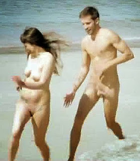 torrente desnudo en la playa con su pareja