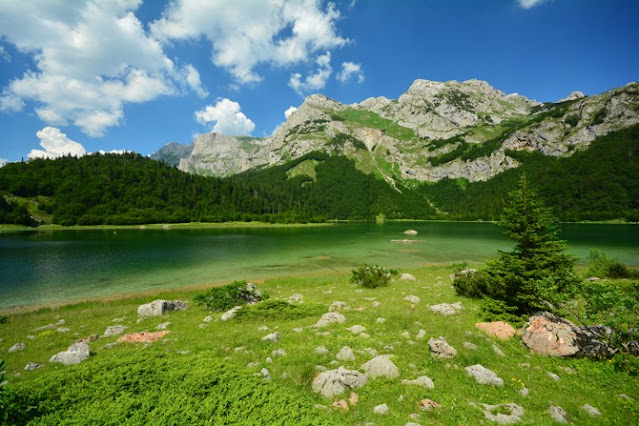 Horské jezero Trnovačko na Balkáně.