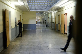 Téléphone en prison : les détenus payent-ils trop chers ?