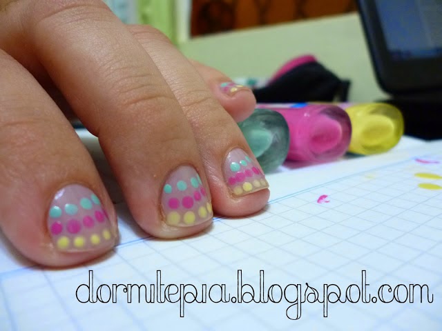 http://dormitepia.blogspot.com.ar/2013/04/unas-con-puntitos-diy.html