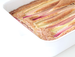 gâteau rhubarbe dans un moule carré