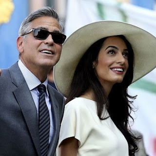 Η Amal Clooney καλύπτει την κοιλιά της με ένα outfit που δεν περιμέναμε ποτέ να δούμε