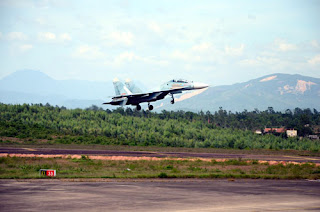 Một chiếc Su-27 hoàn thành nhiệm vụ, chuẩn bị hạ cánh - Ảnh: T.T.Duyên