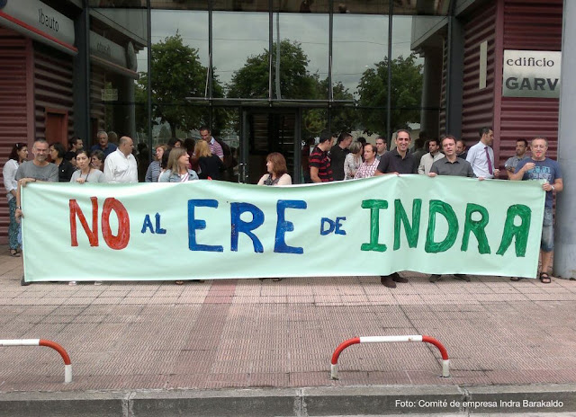 Concentración de trabajadores en Indra en Barakaldo